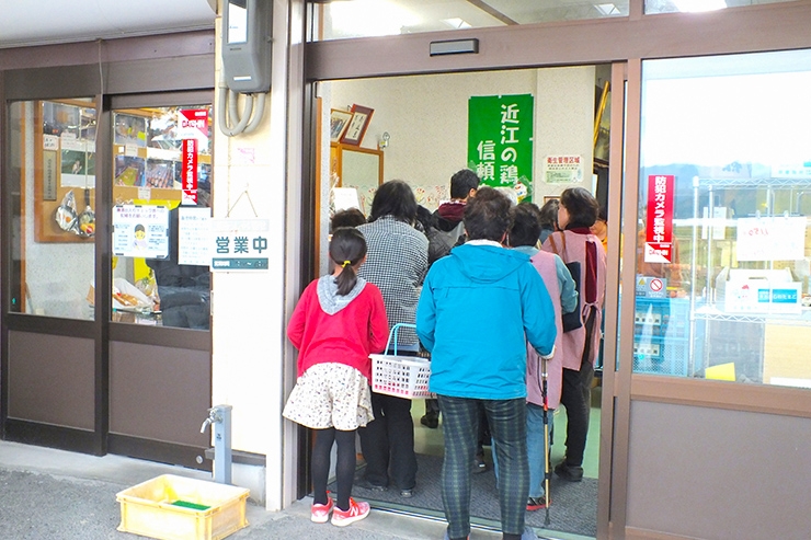 16時前には店のオープンを待つ人で行列ができることもあります