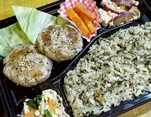 くつろぎ茶・幸 おから入りハンバーグ弁当、ハーブチキン弁当