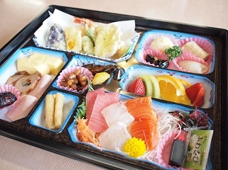 ウッディパル余呉 宅配：パック料理\2000～・オードブル\5000～、テイクアウト：弁当\750～