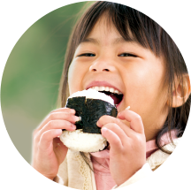 オーガニック農産物を食べる少女