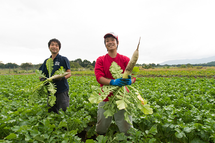 滋賀県立農業大学校の研修生の大房法人さんと、菅沼光輝さん