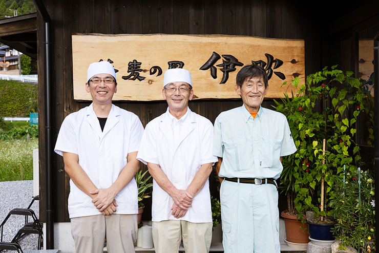左から渡部千洋さん、伊富貴良市さん、生産者の伊富貴務さん