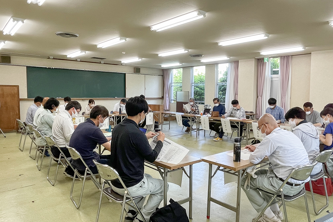会議室での話し合い