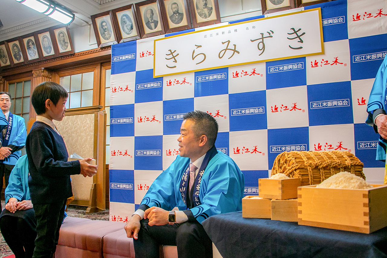 知事と会話をする関澤君