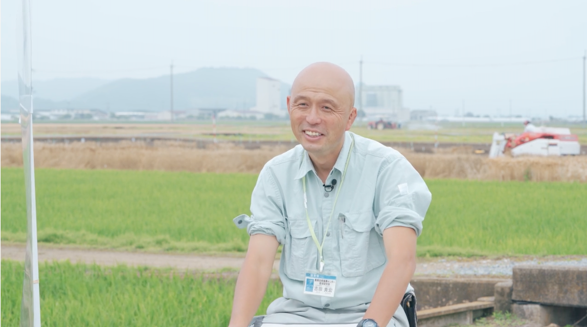 インタビューを受ける吉田貴宏さん