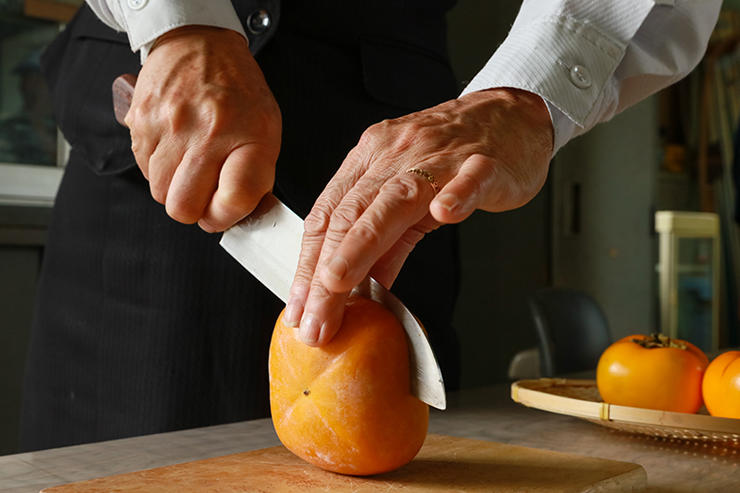 柿をまるごと凍らせるだけの柿シャーベットです。