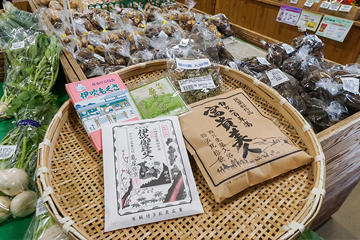 伊吹山の薬草を使った入浴剤やハーブティも豊富に並びます