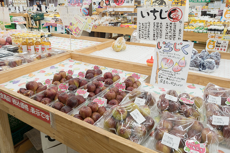 復活したピンクのラベルが「いちじく部会」が作った『甲賀いちじく』の目印。