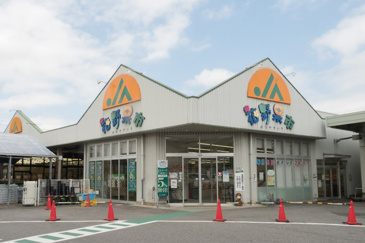 旬の野菜や果物はもちろん、近江の茶や地酒が充実している直売所。