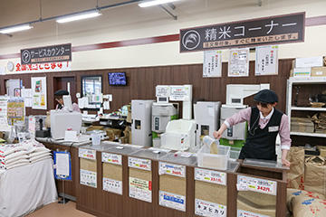 お米の量り売りコーナー。「みずかがみ」が人気!