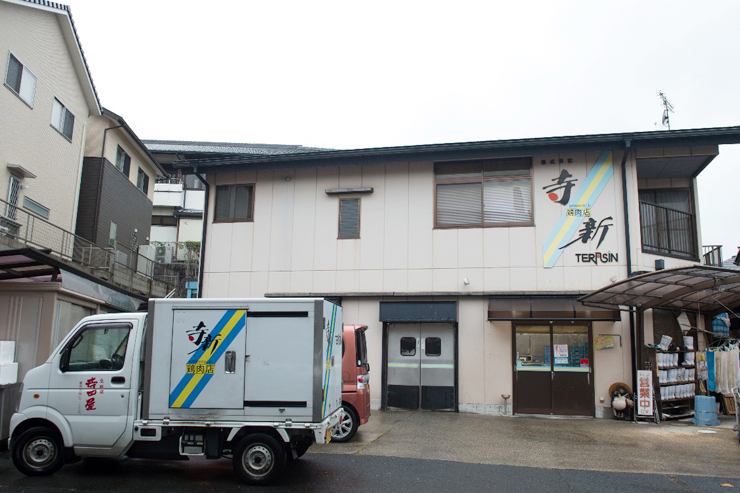 奥には鶏肉店、手前には鳥料理店。
